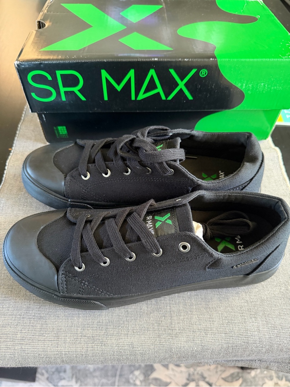 SR max slip resistant shoes
